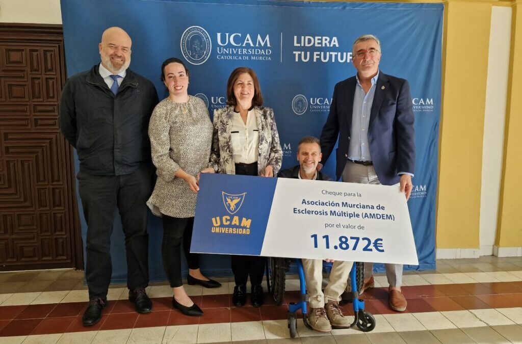 La UCAM entrega a AMDEM los casi 12.000 euros que recaudó de la carrera contra la esclerosis múltiple